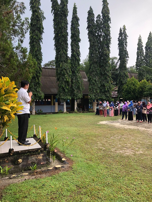 PEMBAGIAN HASIL KELULUSAN SISWA KELAS IX DAN PENYERAHAN APRESIASI UNTUK SISWA YANG MENDAPAT NILAI TERTINGGI PEMBAGIAN HASIL KELULUSAN SISWA KELAS IX DAN PENYERAHAN APRESIASI UNTUK SISWA YANG MENDAPAT NILAI TERTINGGI