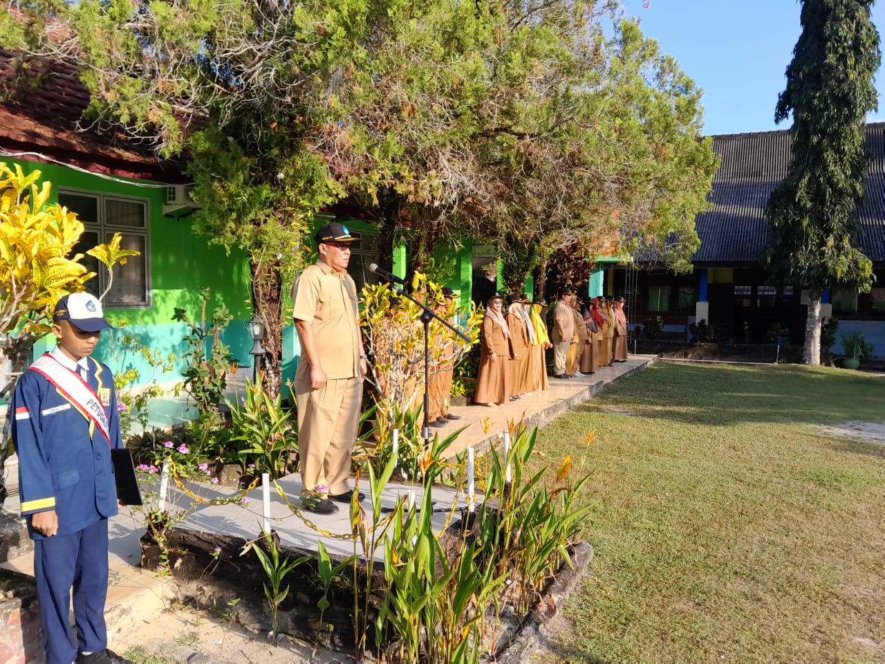 Kepala Sekolah sebagai Pembina Sampaikan Amanat pada Pelaksanaan Upacara Bendera Kepala Sekolah sebagai Pembina Sampaikan Amanat pada Pelaksanaan Upacara Bendera