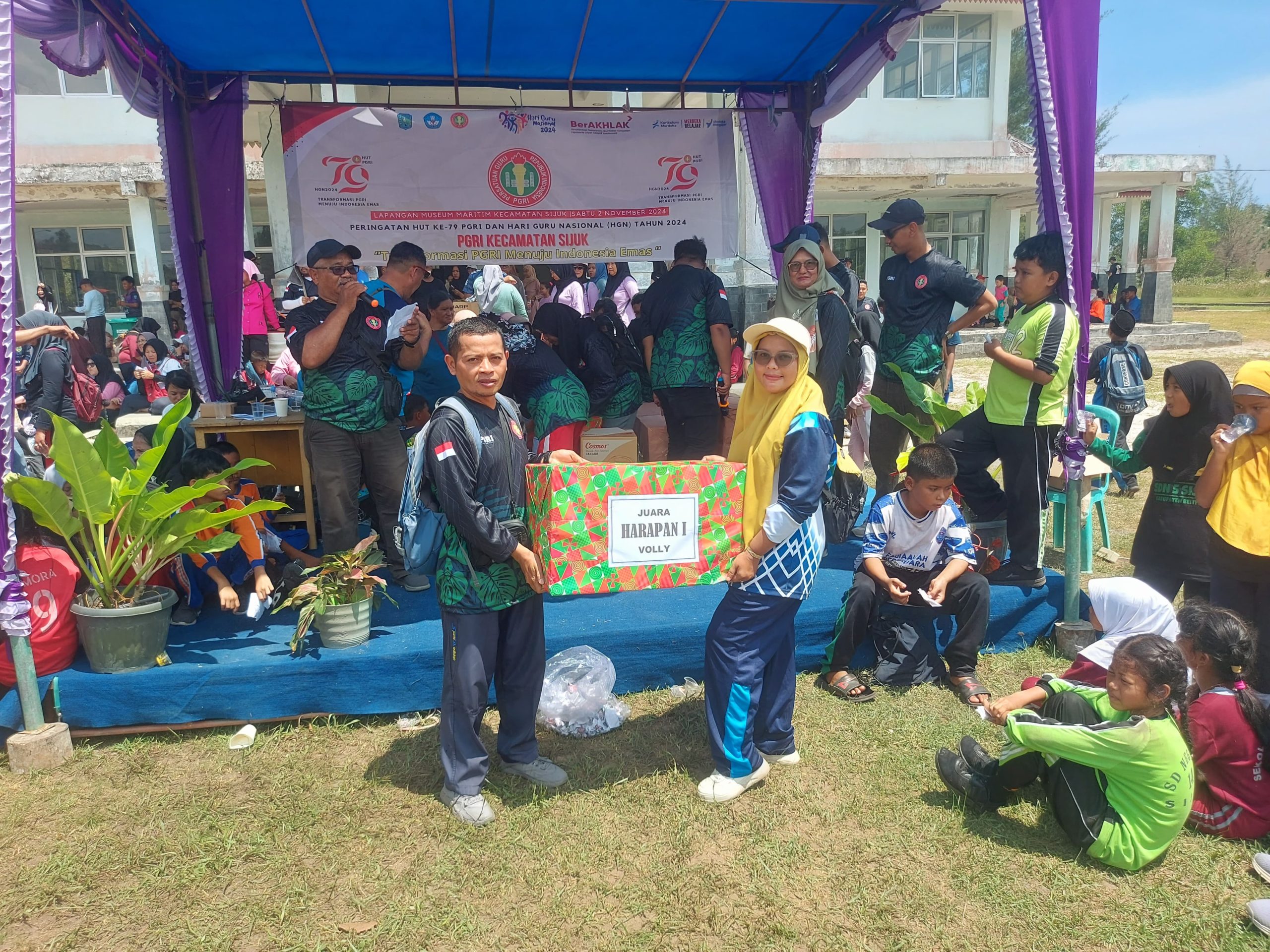Guru dan Staff TU Lomba Volly dalam HGN Kecamatan Sijuk Guru dan Staff TU Lomba Volly dalam HGN Kecamatan Sijuk