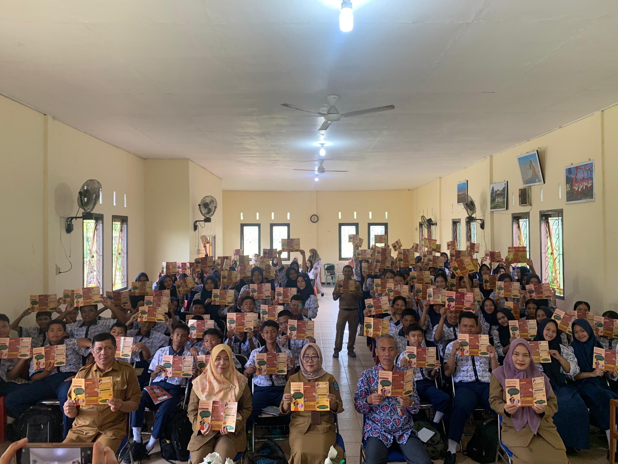 100 siswa SMP Negeri 1 Sijuk mengikuti sosialisasi Kesehatan Reproduksi 100 siswa SMP Negeri 1 Sijuk mengikuti sosialisasi Kesehatan Reproduksi