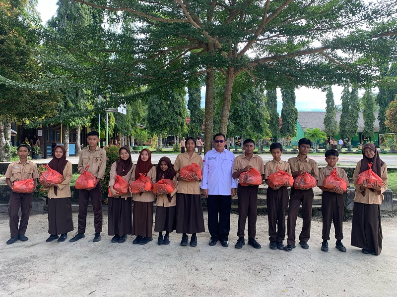 Bantuan Sosial Berbentuk Sembako Disalurkan Kepada Siswa dan Siswi SMPN 1 Sijuk Bantuan Sosial Berbentuk Sembako Disalurkan Kepada Siswa dan Siswi SMPN 1 Sijuk