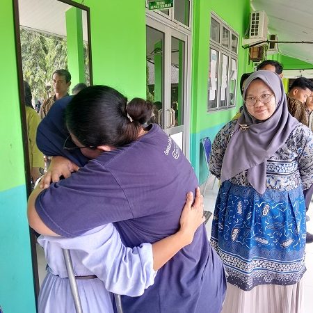 Perpisahan Haru untuk Sosok Tegas dan Unik: Bu Tanti Pamit dari SMPN 1 Sijuk