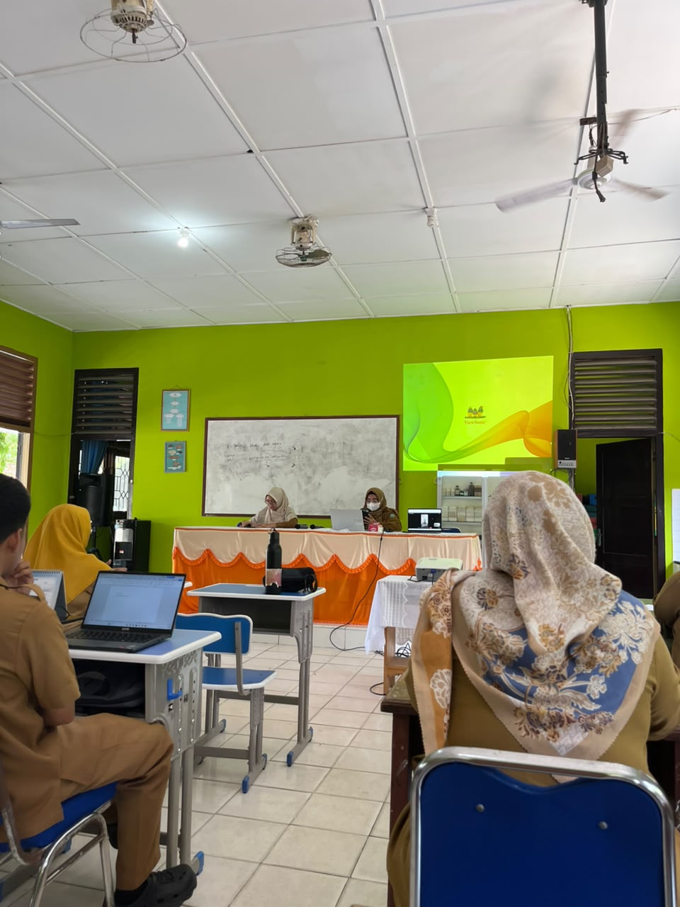 Pengawas Bina Tekankan Pembelajaran Bermakna dalam Rapat Bulanan SMP Negeri 1 Sijuk