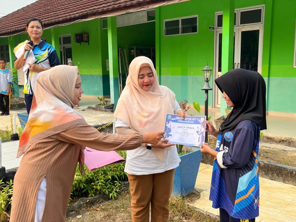 Apresiasi Budaya Literasi, Gisella Aprilia Terpilih sebagai PeTerPan (Pengunjung Terasik Perpustakaan) SMPN 1 Sijuk