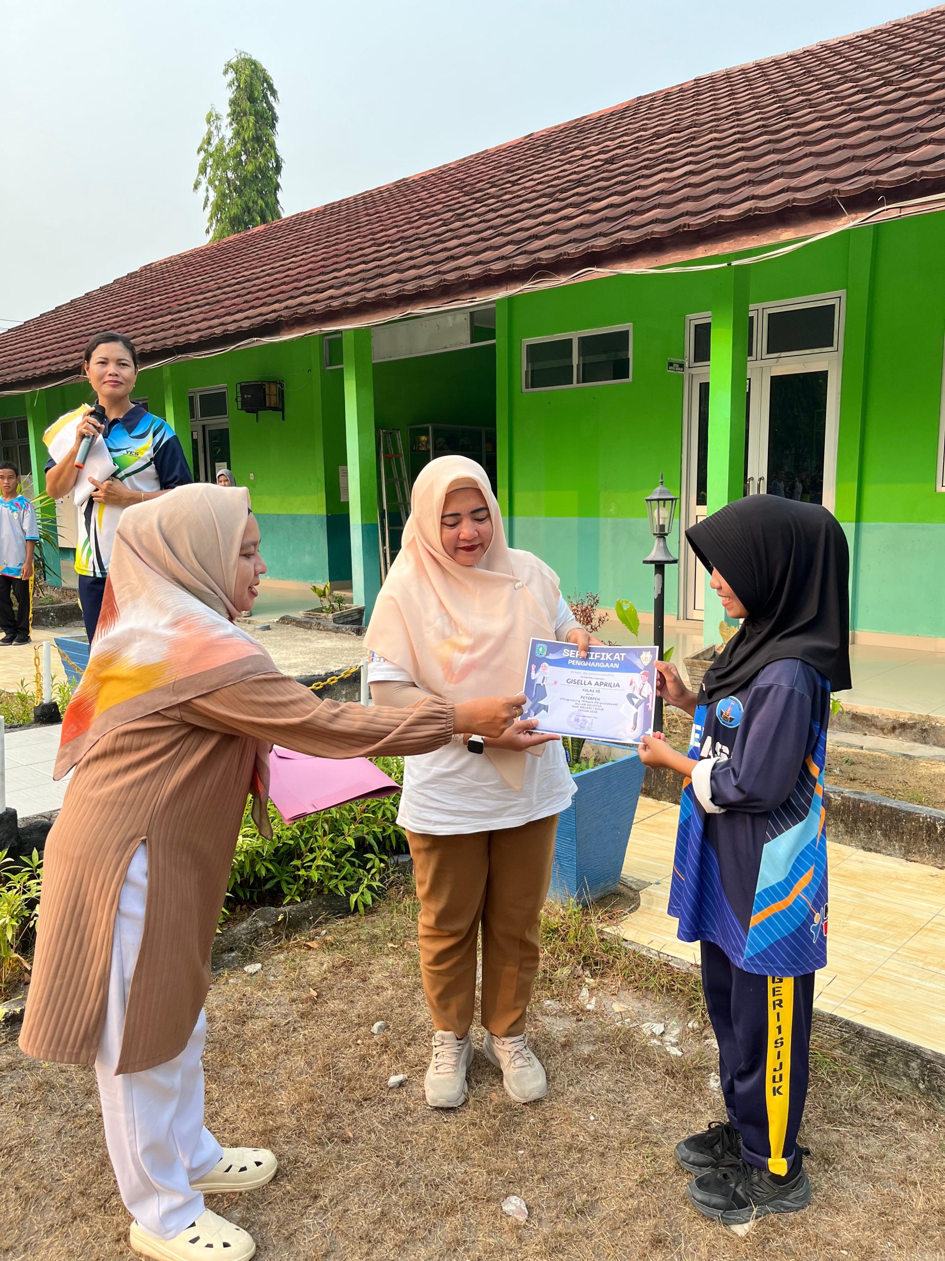 Apresiasi Budaya Literasi, Gisella Aprilia Terpilih sebagai PeTerPan (Pengunjung Terasik Perpustakaan) SMPN 1 Sijuk Apresiasi Budaya Literasi, Gisella Aprilia Terpilih sebagai PeTerPan (Pengunjung Terasik Perpustakaan) SMPN 1 Sijuk